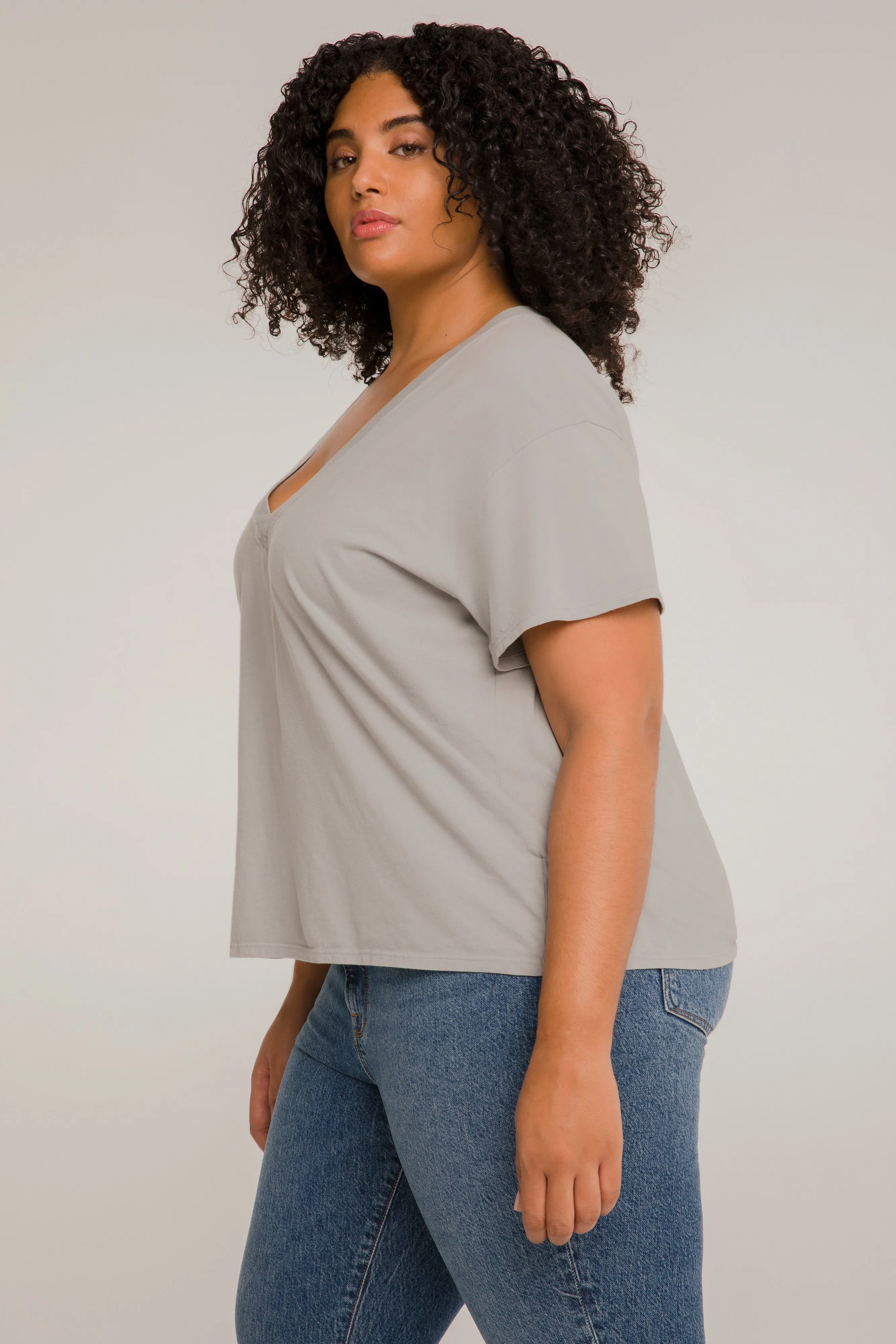 JERSEY V-NECK TEE | SAGE001