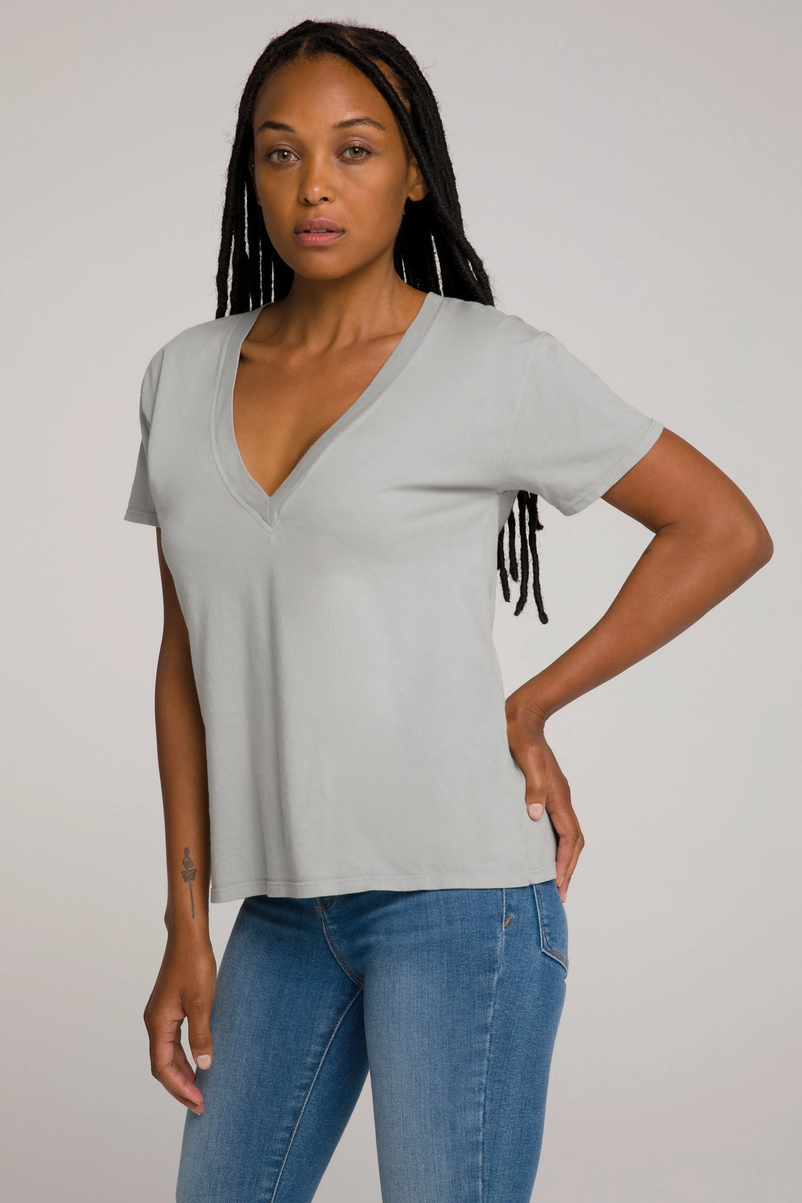 JERSEY V-NECK TEE | SAGE001