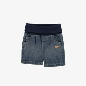 Short évolutif coupe décontractée en denim léger bleu moyen, naissance || Lightweight medium blue denim shorts in relaxed fit, newborn